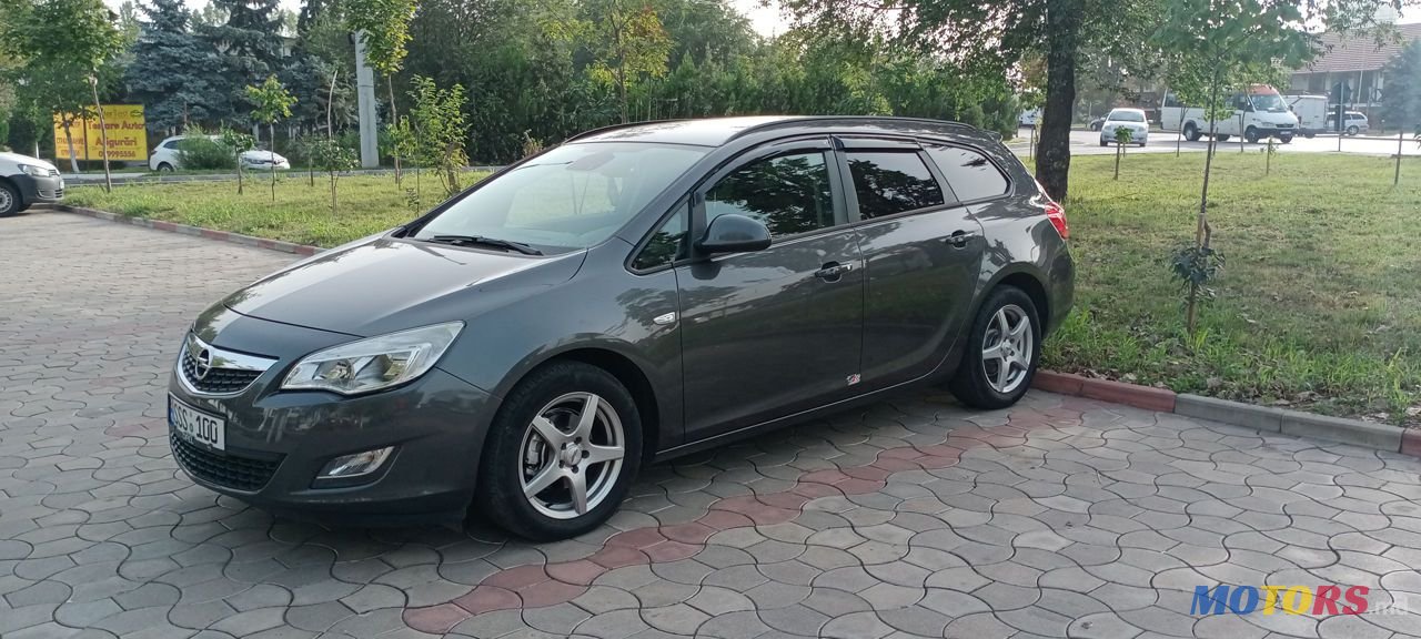 2011' Opel Astra photo #4