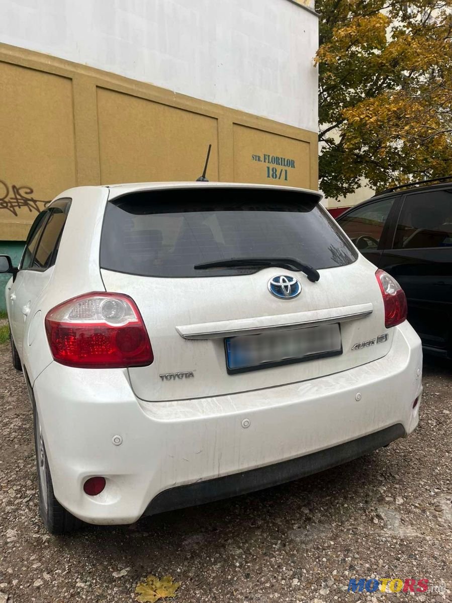 2011' Toyota Auris photo #2