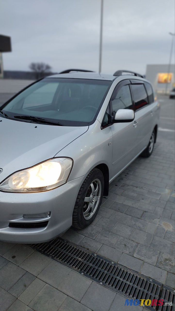 2004' Toyota Avensis Verso photo #1