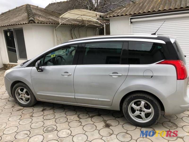 2011' Peugeot 5008 photo #2