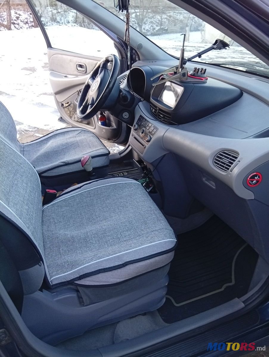 2004' Nissan Almera Tino photo #1