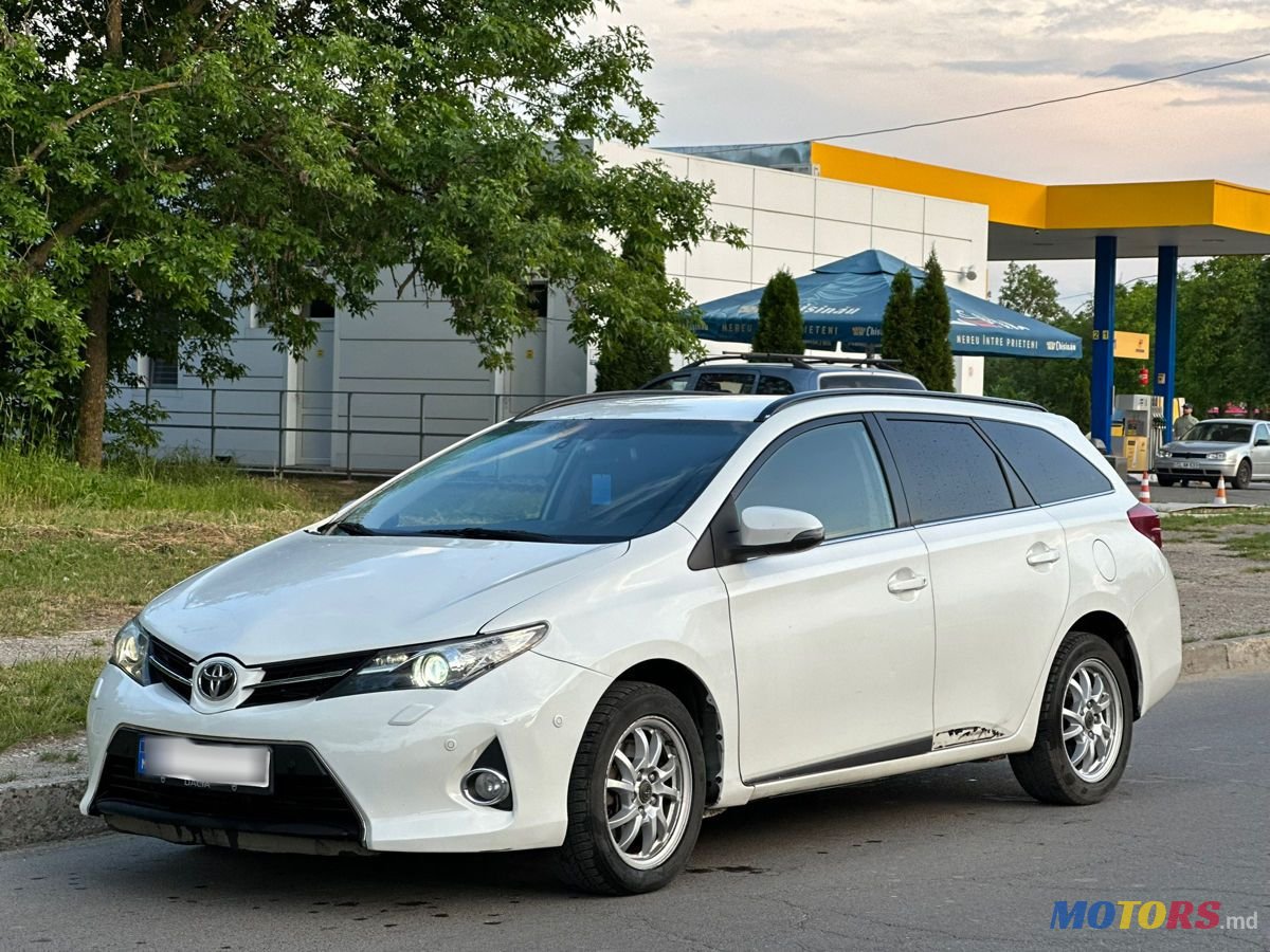 2014' Toyota Auris photo #2