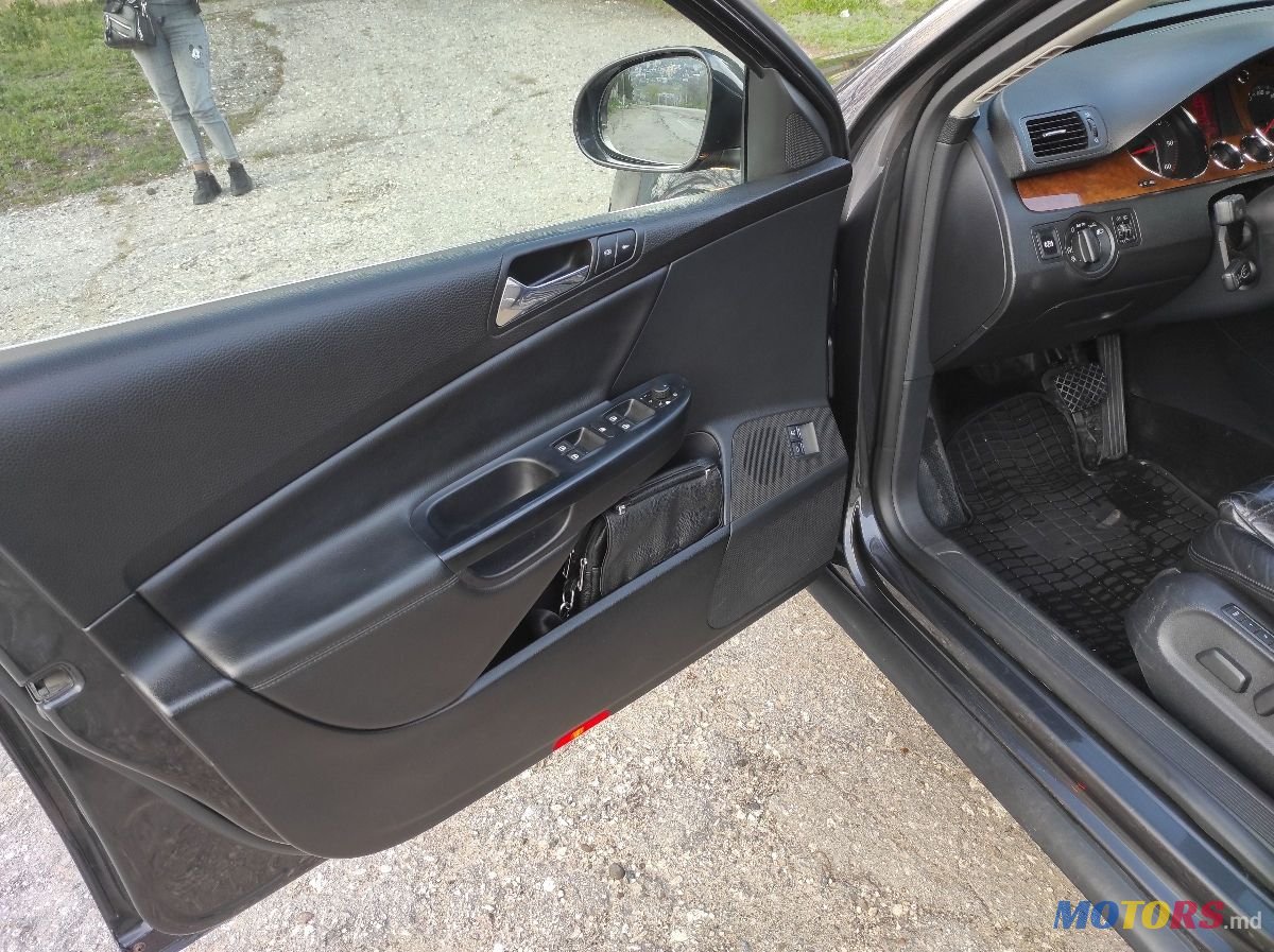 2006' Volkswagen Passat photo #3