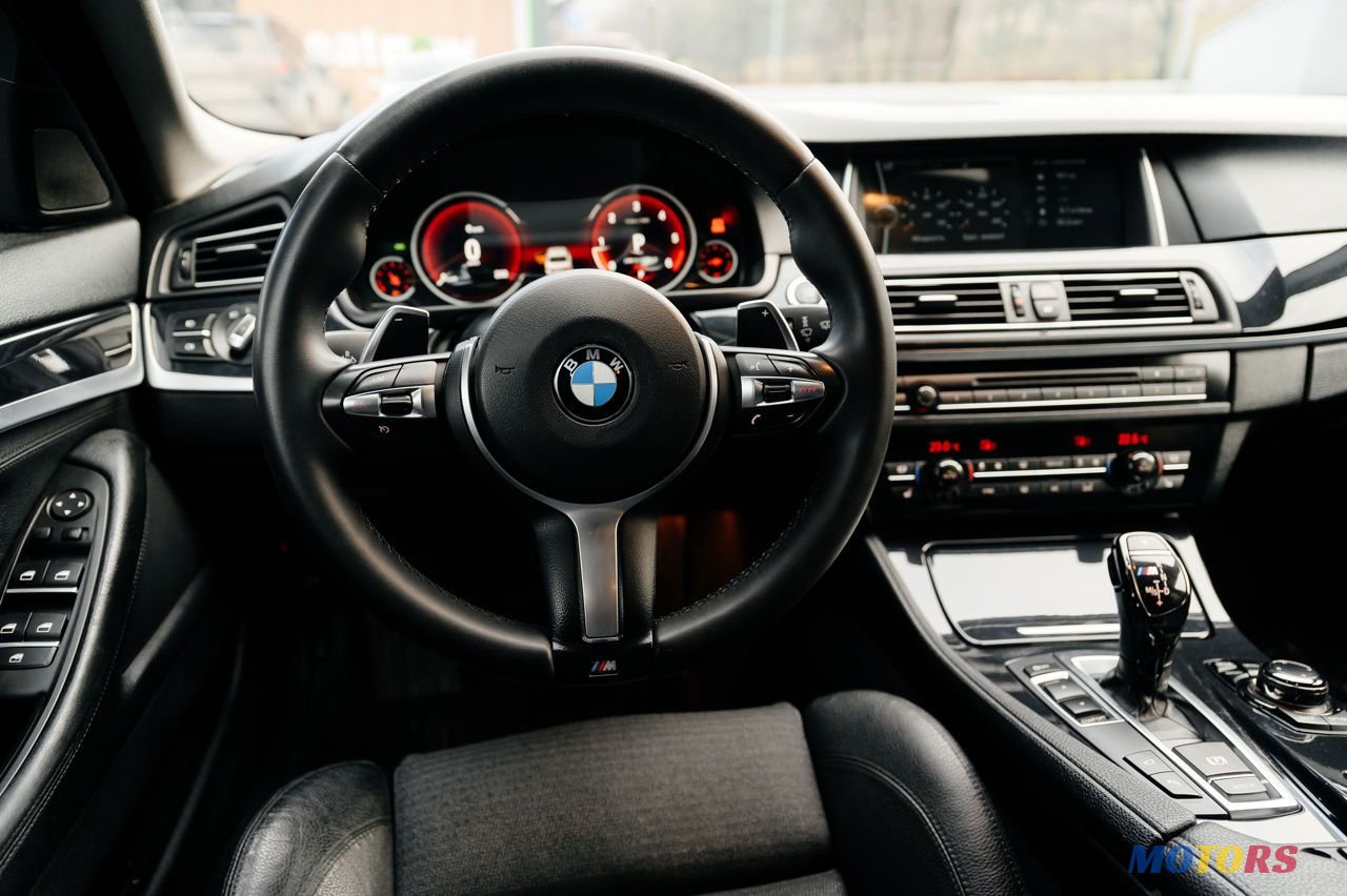 2011' BMW 5 Series photo #3