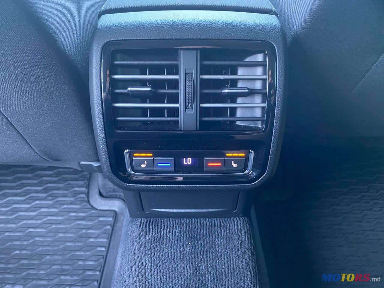 2016' Volkswagen Passat photo #6