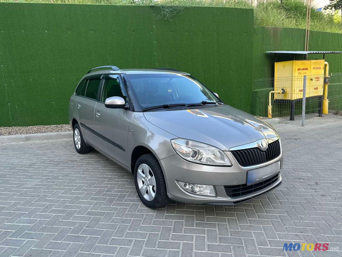 2011' Skoda Fabia photo #2