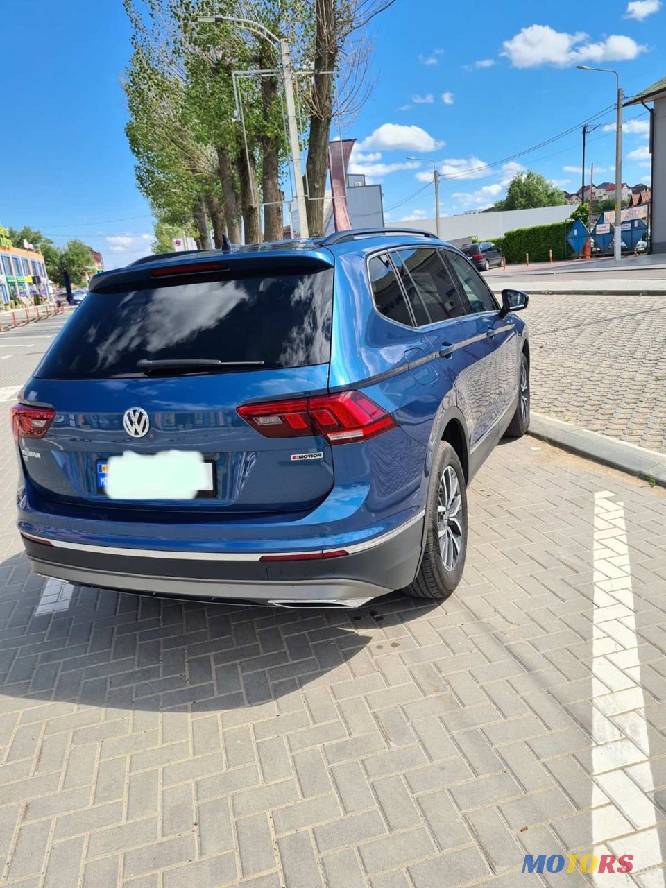 2020' Volkswagen Tiguan photo #3