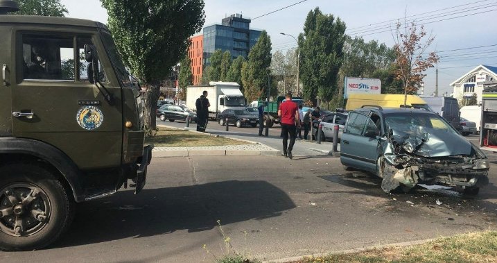 Un șofer din capitală a tamponat două vehicule după ce a LEȘINAT la volan!