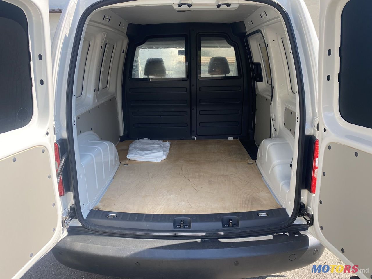 2014' Volkswagen Caddy photo #4