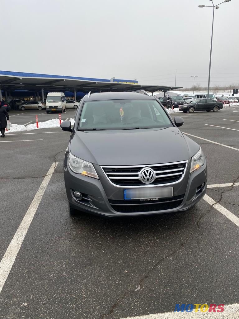 2011' Volkswagen Tiguan photo #3