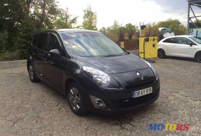 2011' Renault Grand Scenic photo #1