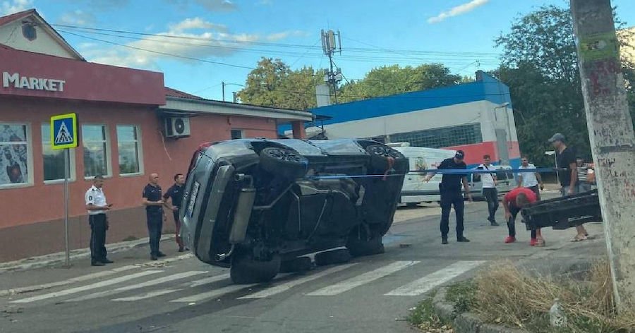 ДТП в Кишиневе: автомобиль перевернулся, есть пострадавшая