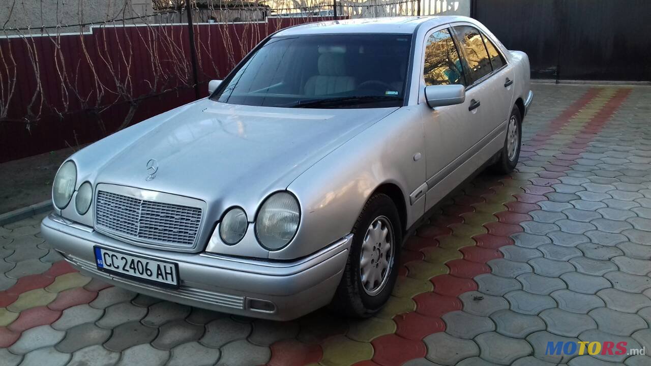 1998' Mercedes-Benz 220E photo #6