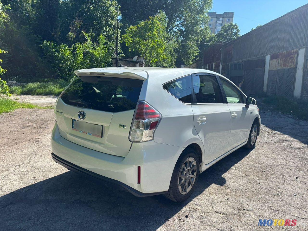2015' Toyota Prius v photo #3