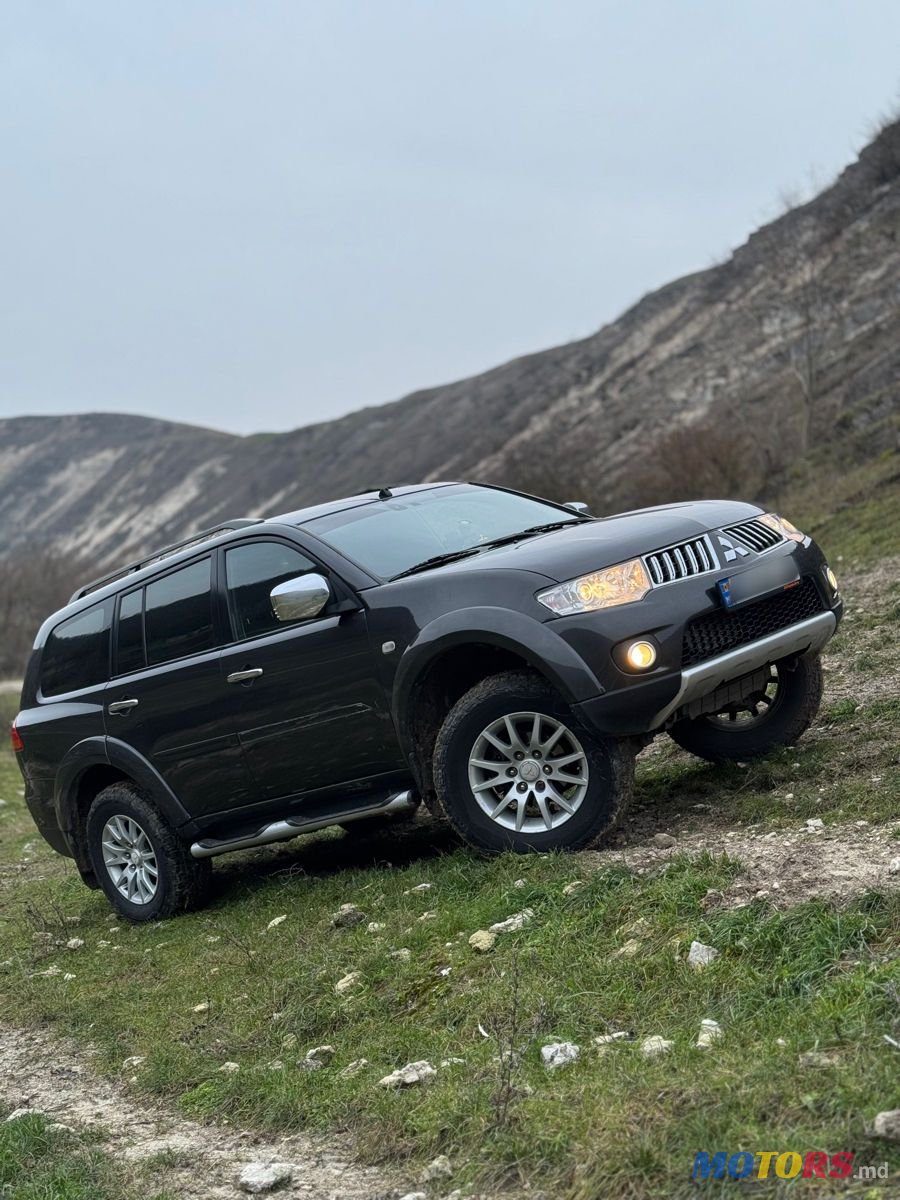 2013' Mitsubishi Pajero Sport photo #2