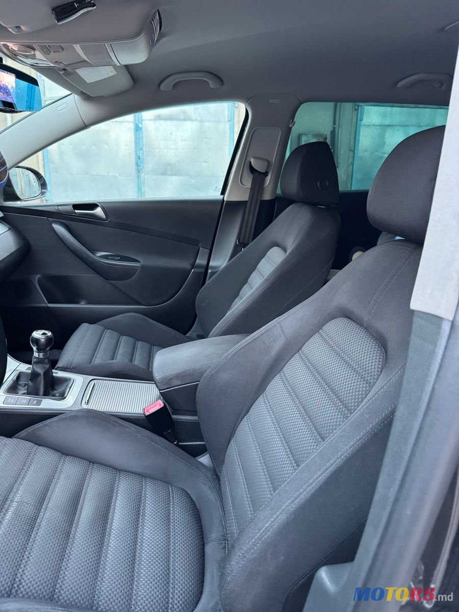 2009' Volkswagen Passat photo #3