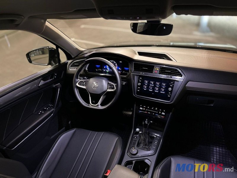 2022' Volkswagen Tiguan photo #6