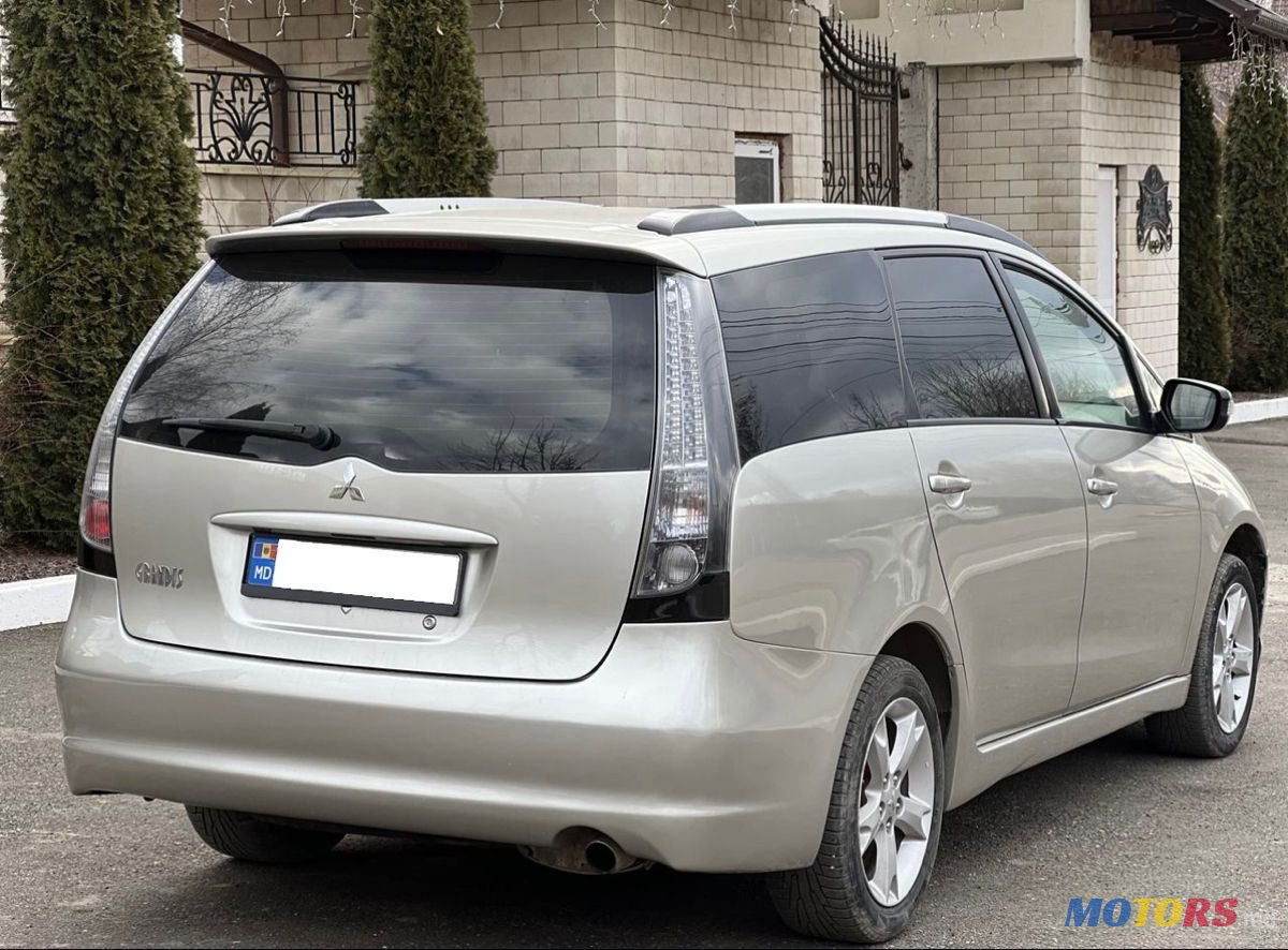 2008' Mitsubishi Grandis photo #4