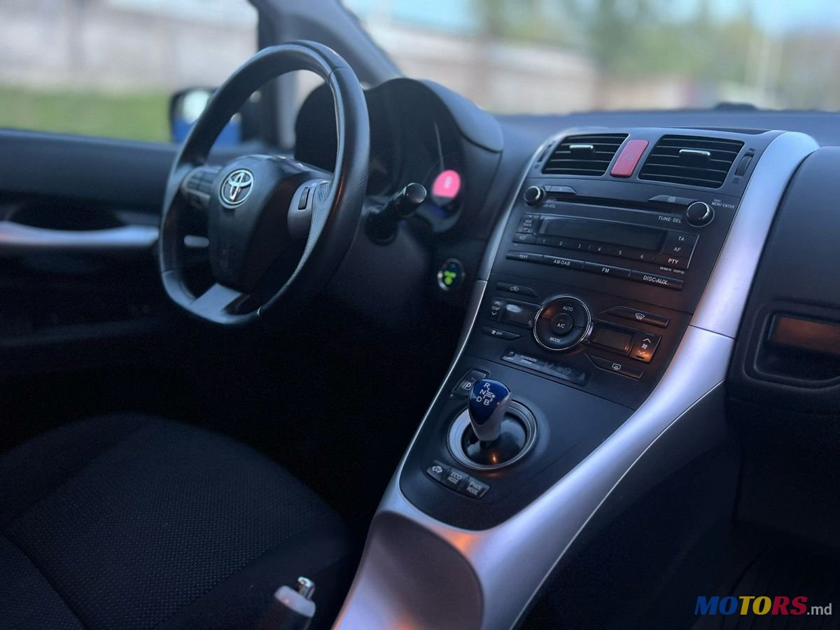 2011' Toyota Auris photo #5