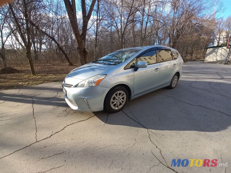 2013' Toyota Prius v photo #1