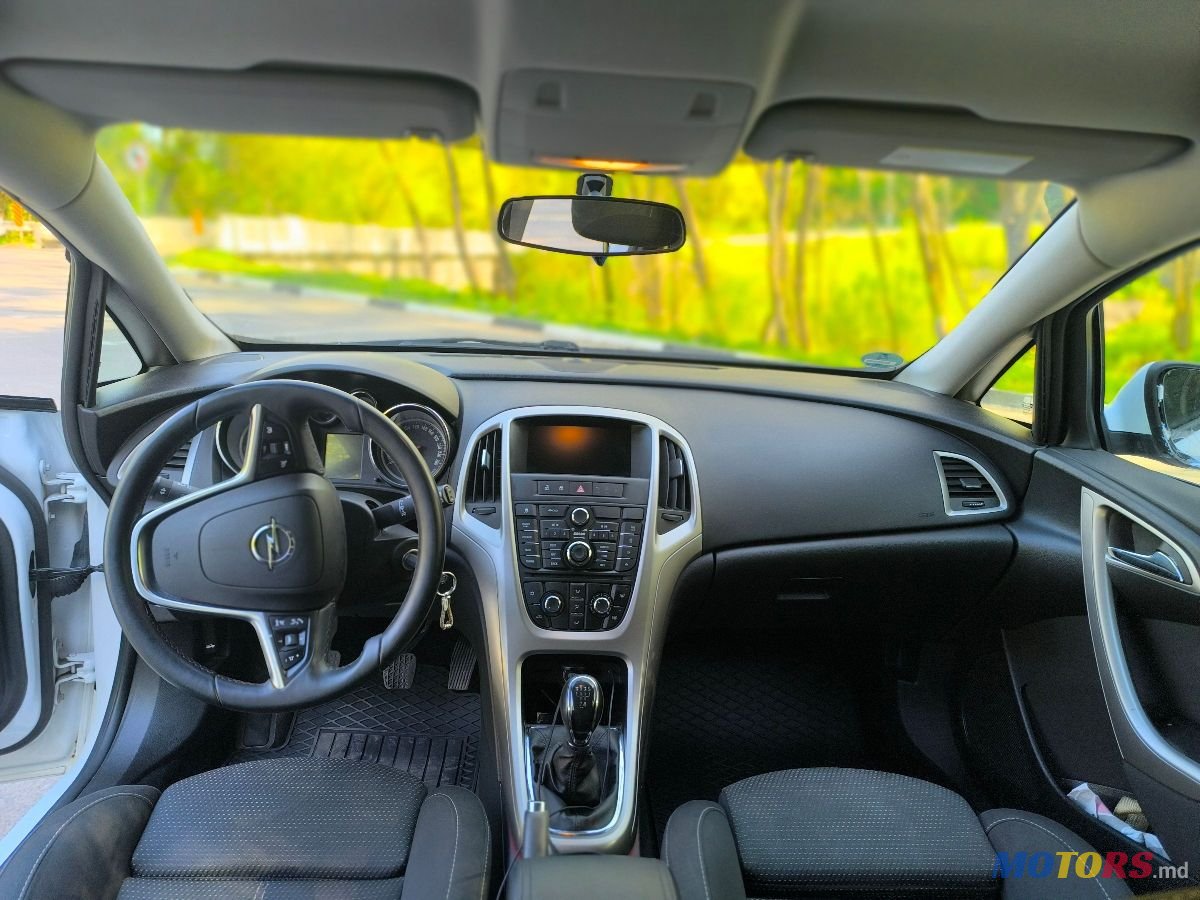 2011' Opel Astra photo #5