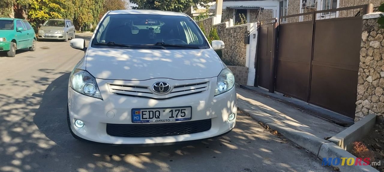 2011' Toyota Auris photo #1