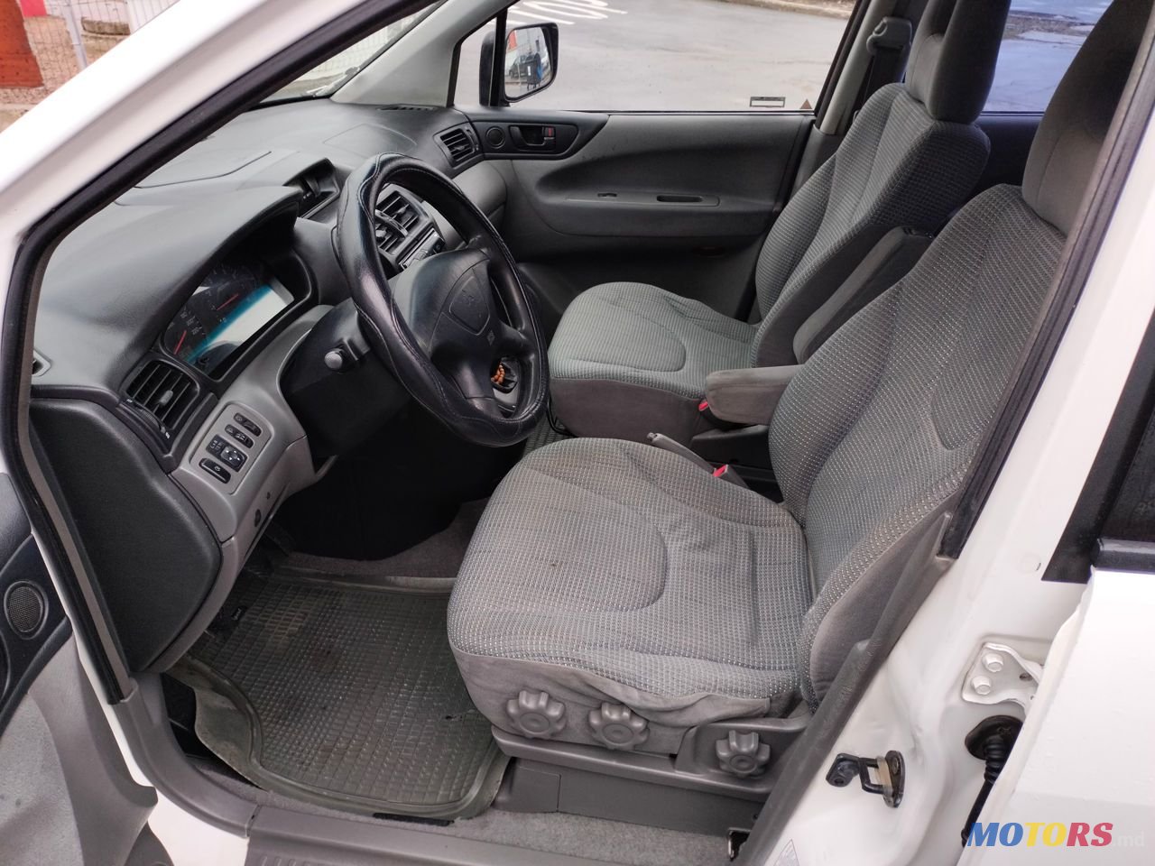 2002' Mitsubishi Space Wagon photo #6