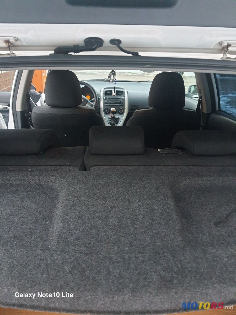 2007' Toyota Auris photo #2