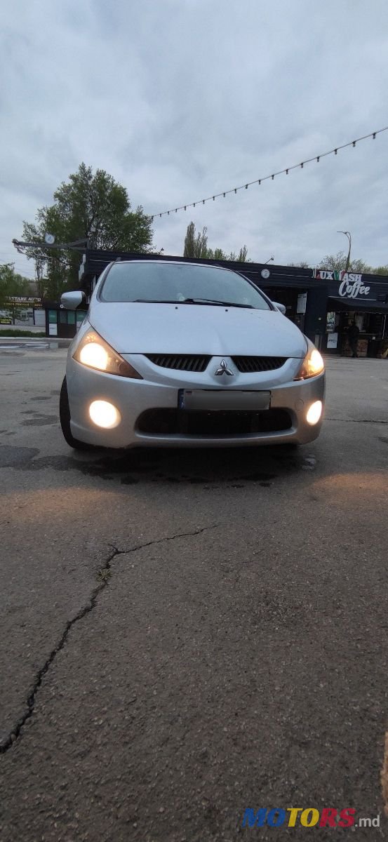 2006' Mitsubishi Grandis photo #3
