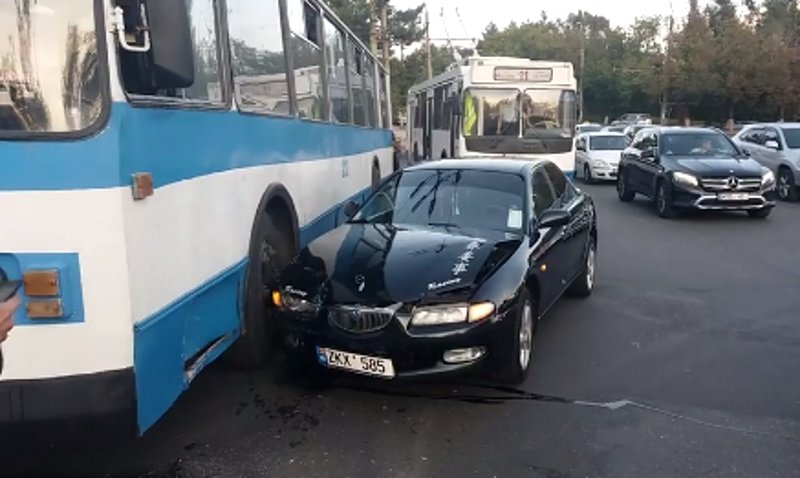 В Кишиневе произошло серьезное ДТП с участием троллейбуса