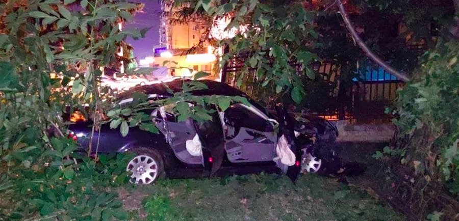 Grav accident astă-noapte în Chişinău: un BMW Seria 7 a derapat de pe bd. Dacia şi a ajuns într-un gard, cu viteză enormă