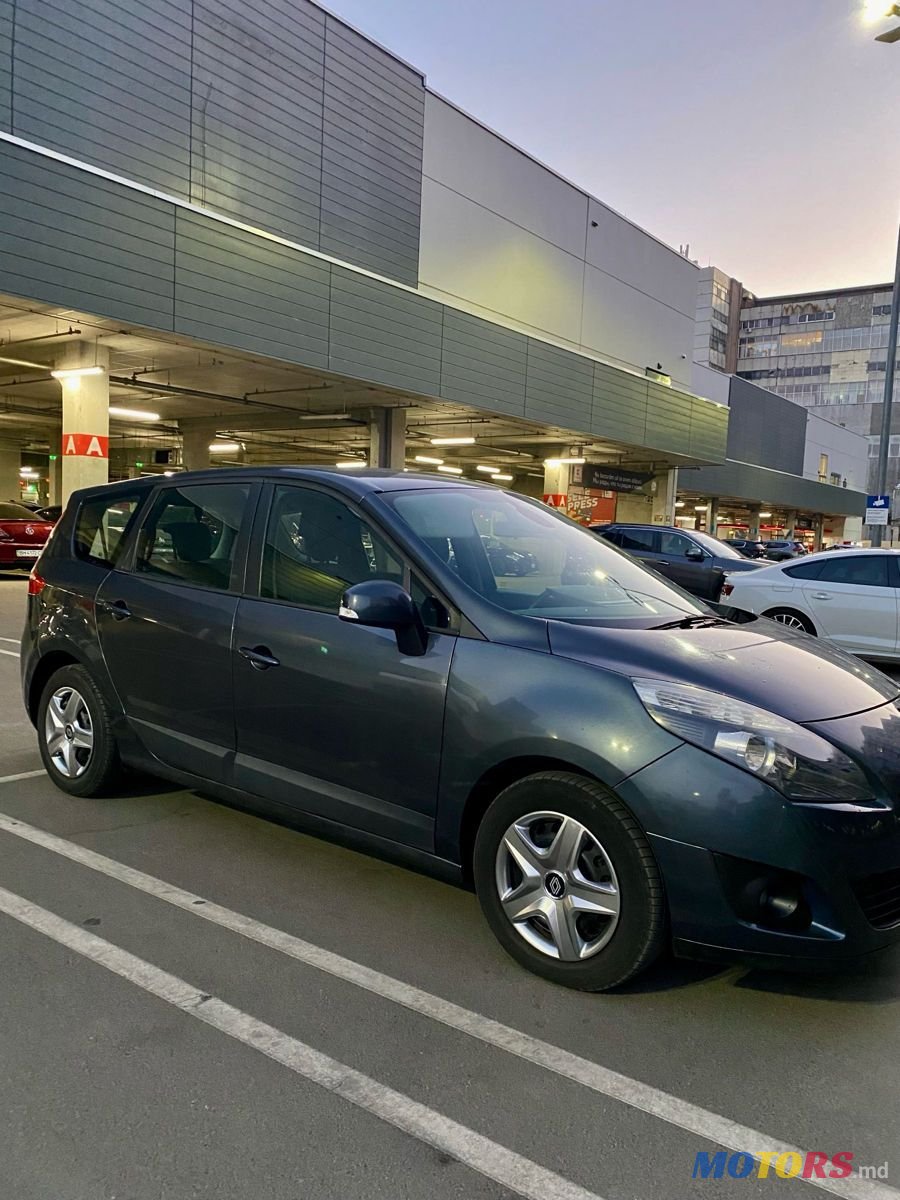 2010' Renault Grand Scenic photo #2