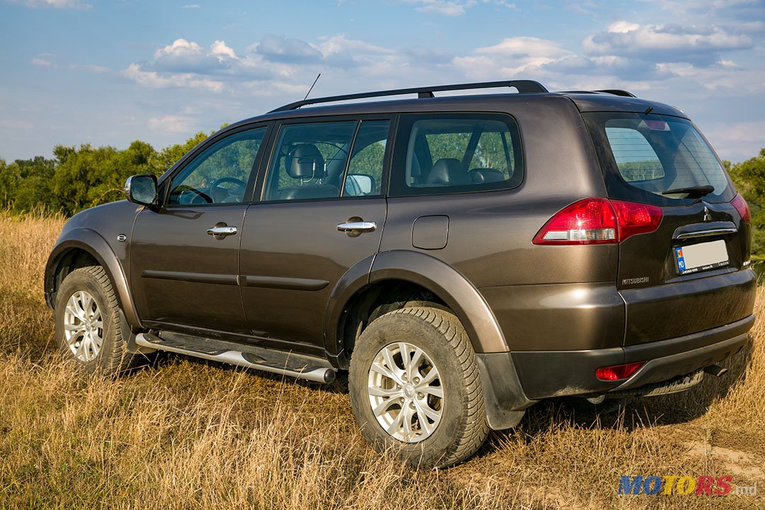 2015' Mitsubishi Pajero Sport Sport 2 photo #2
