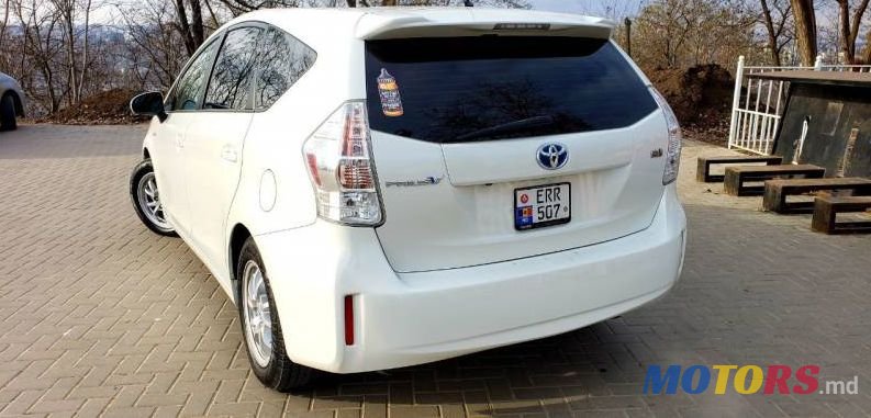 2013' Toyota Prius v photo #3