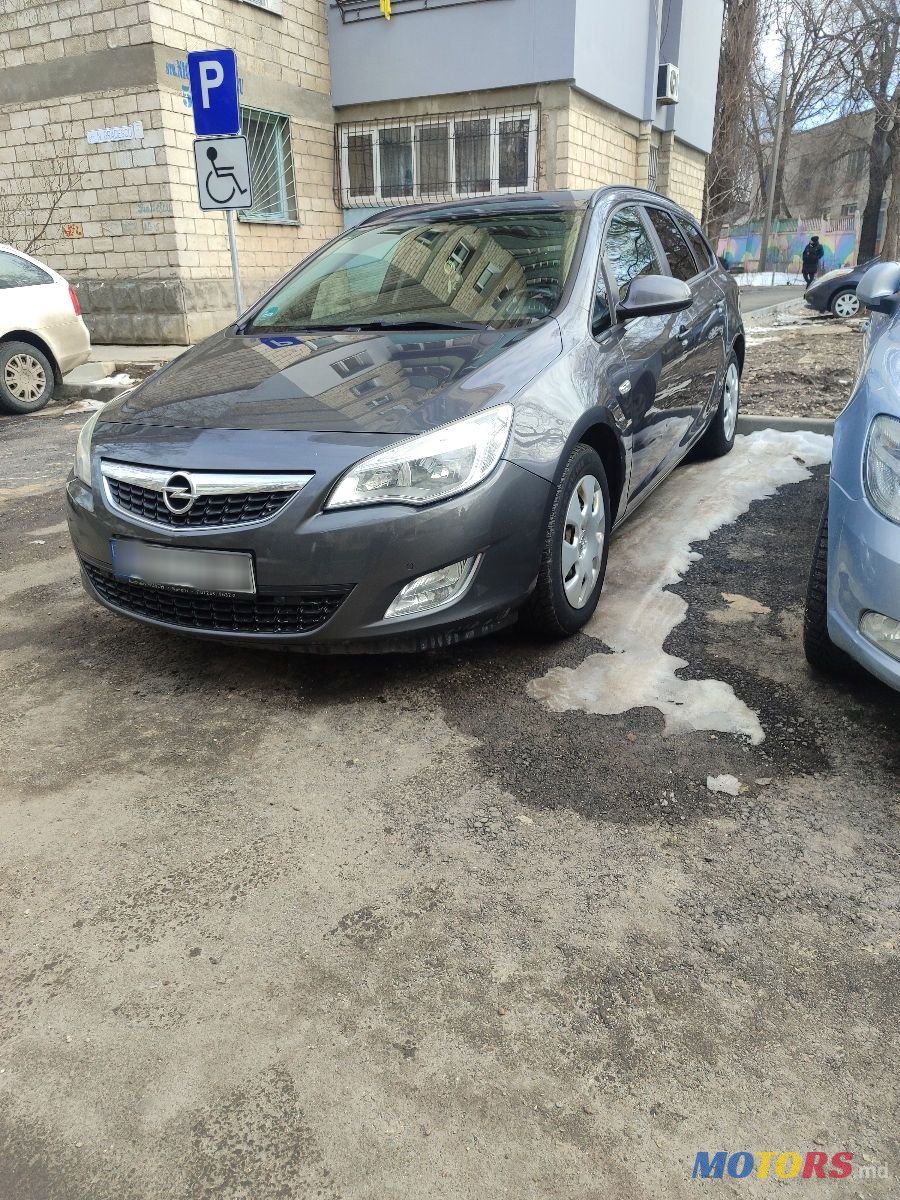 2012' Opel Astra photo #1