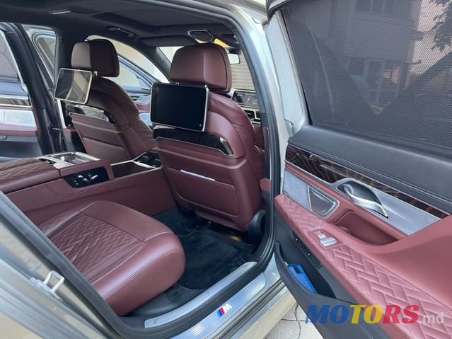 2019' BMW 7 Series photo #2