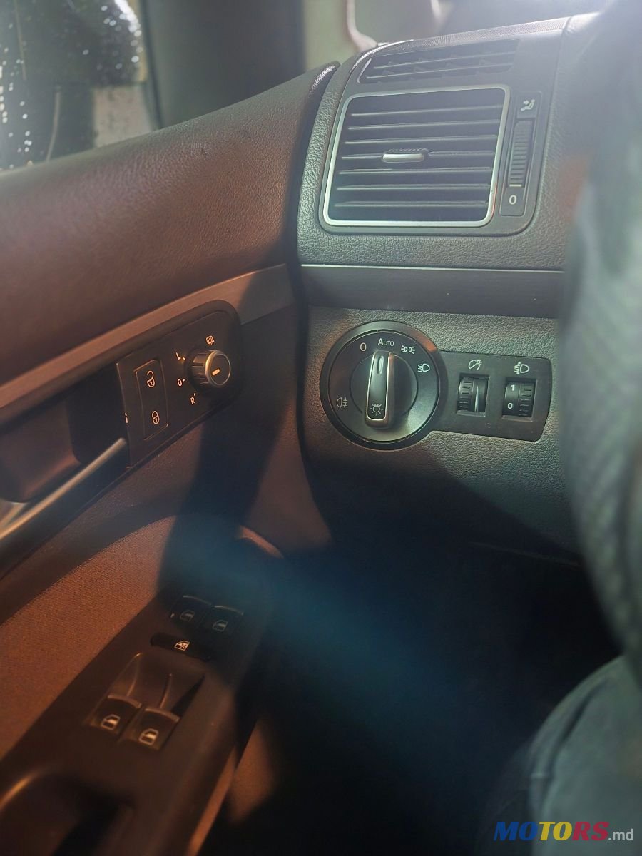 2010' Volkswagen Touran photo #5