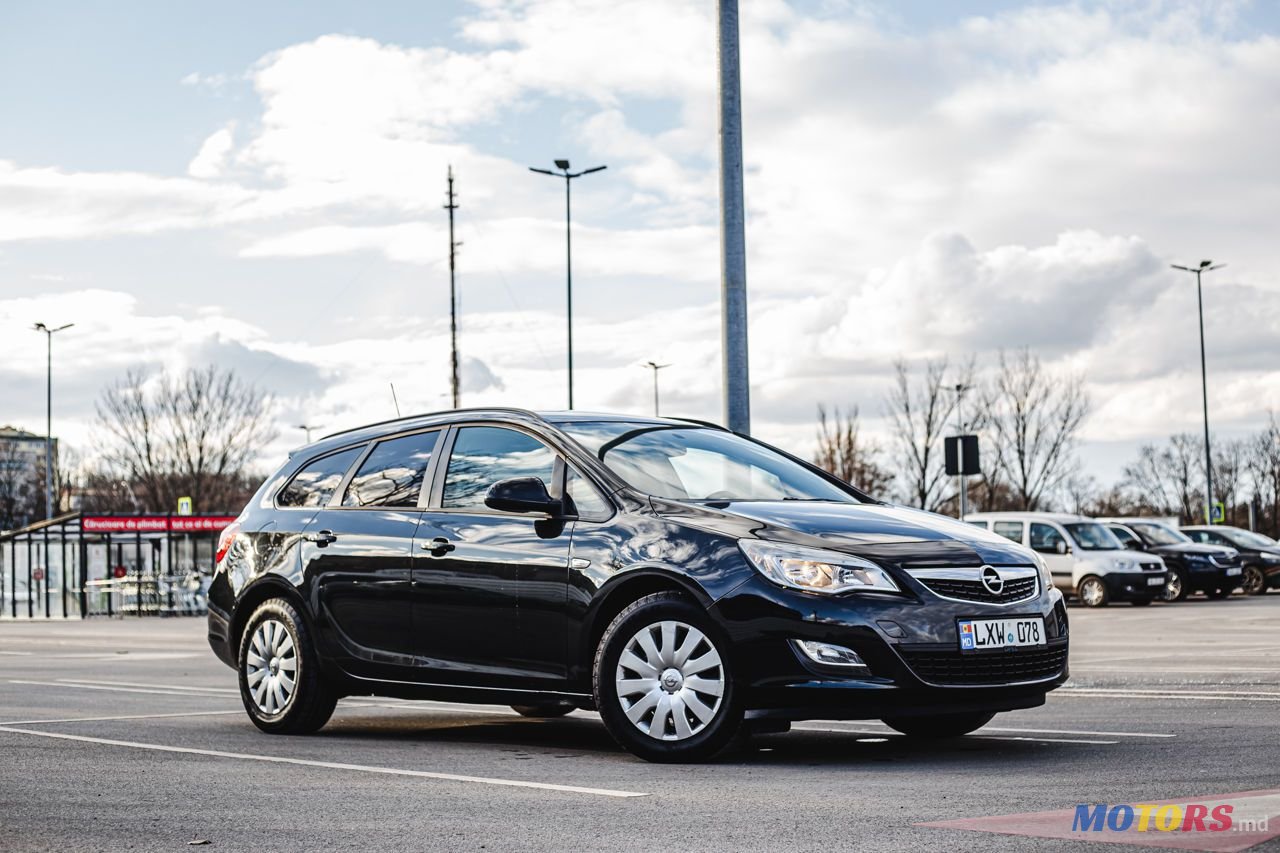 2011' Opel Astra photo #1