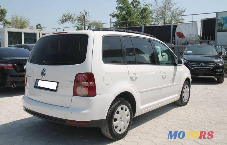 2007' Volkswagen Touran photo #2