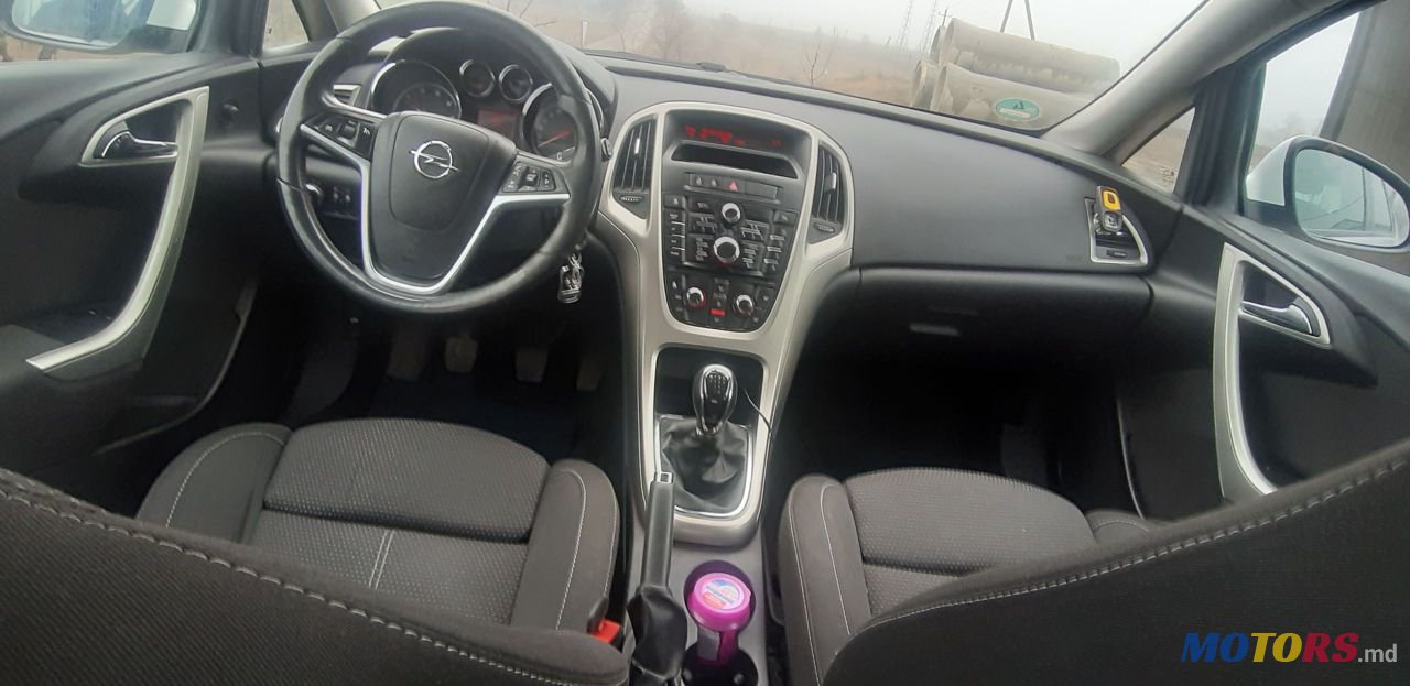 2012' Opel Astra photo #3