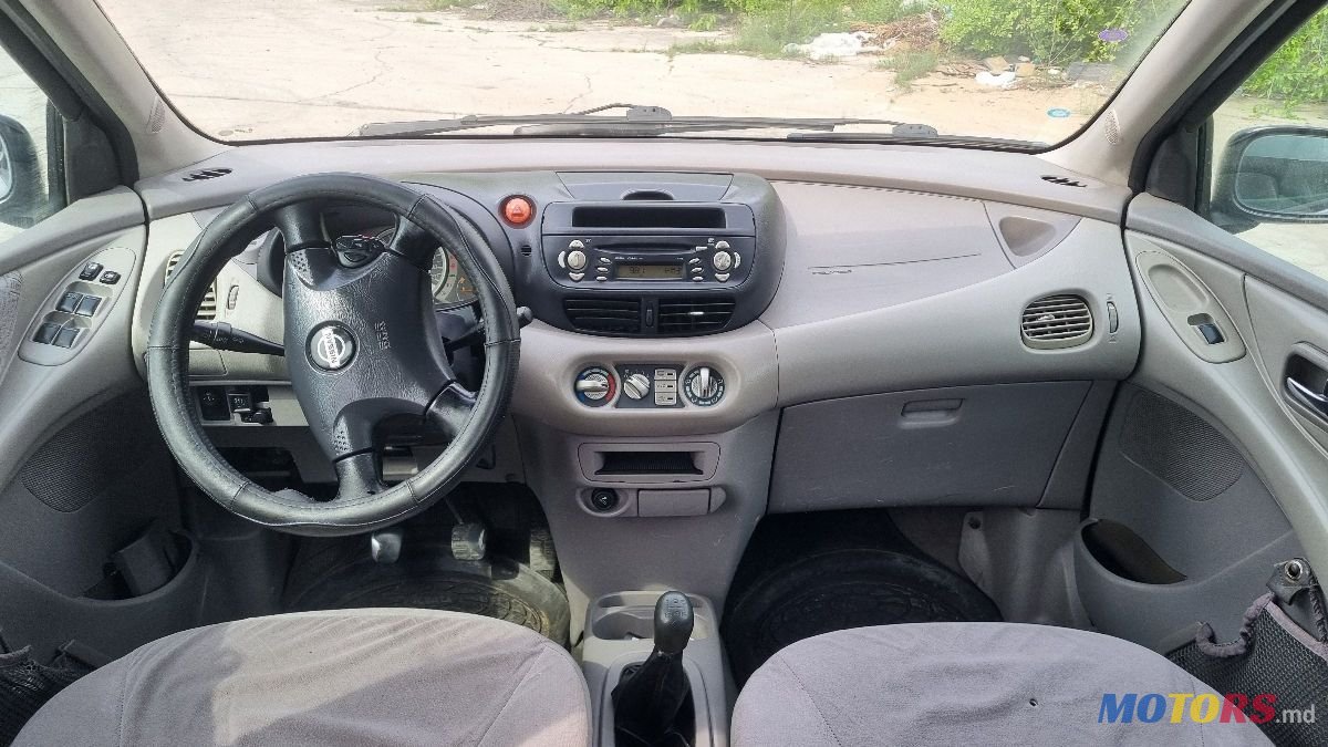2001' Nissan Almera Tino photo #6