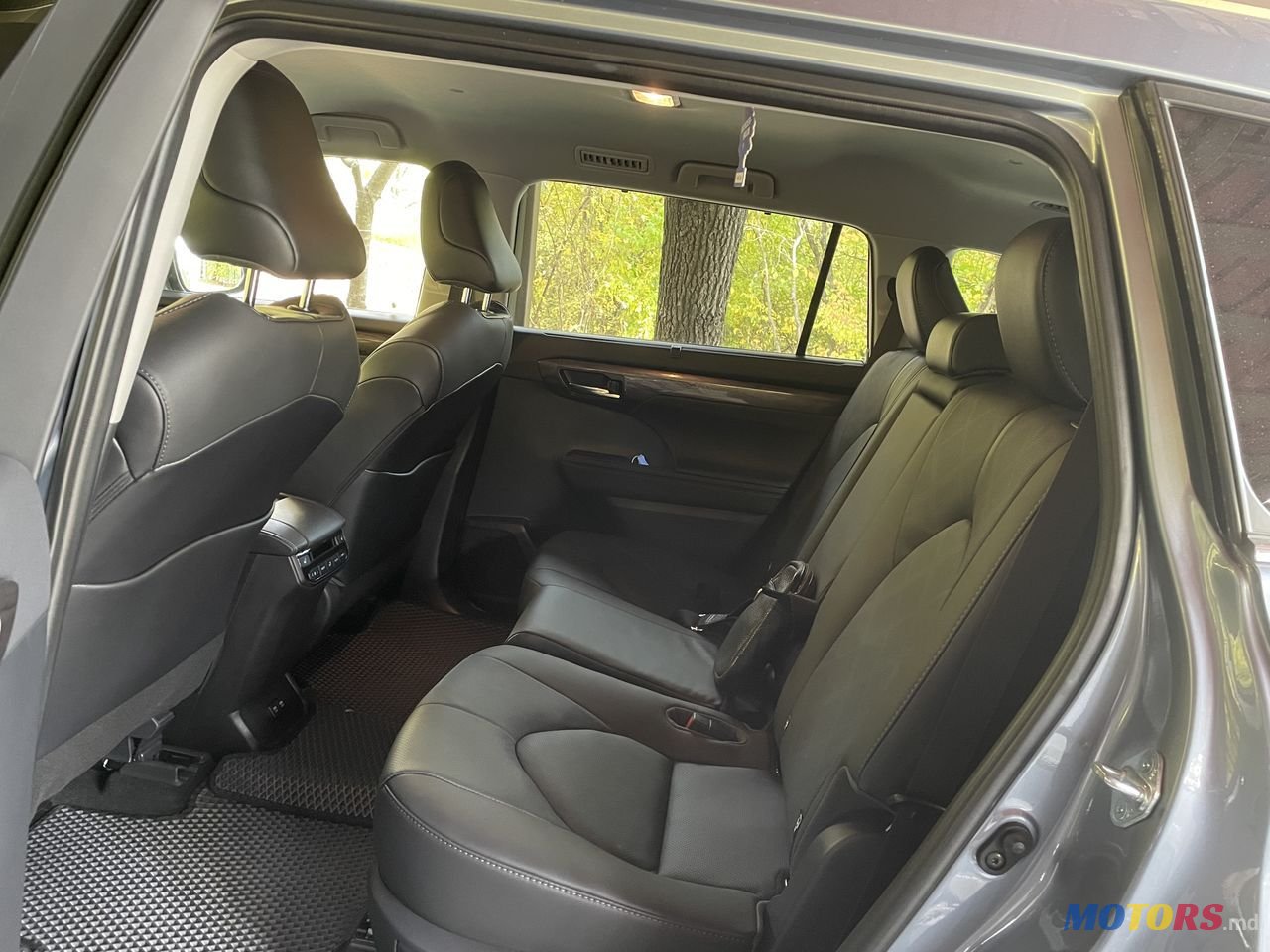 2021' Toyota Highlander photo #3