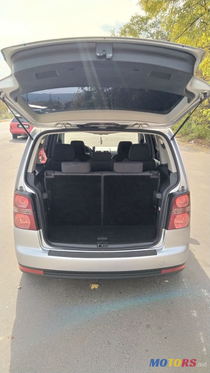 2008' Volkswagen Touran photo #5