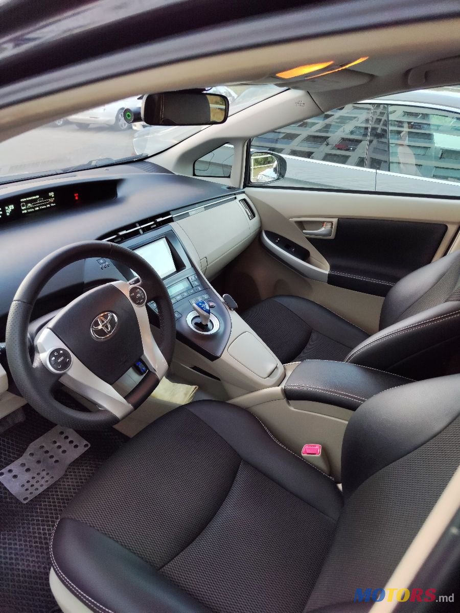 2011' Toyota Prius photo #3
