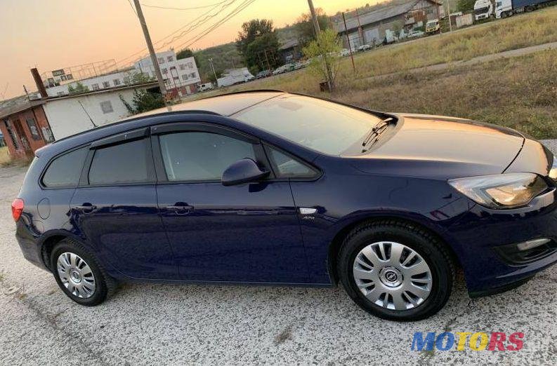 2013' Opel Astra photo #1