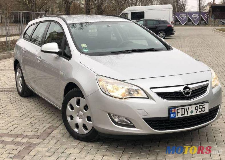 2011' Opel Astra photo #1
