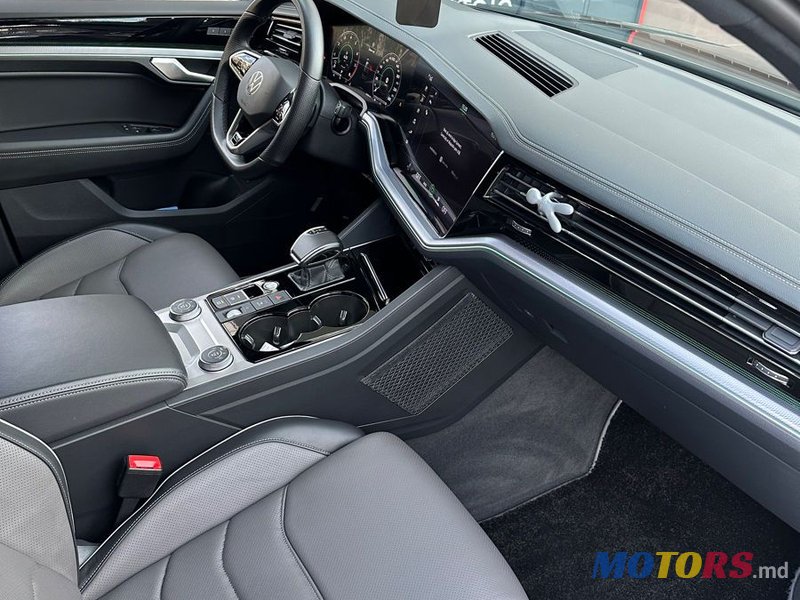 2022' Volkswagen Touareg photo #5