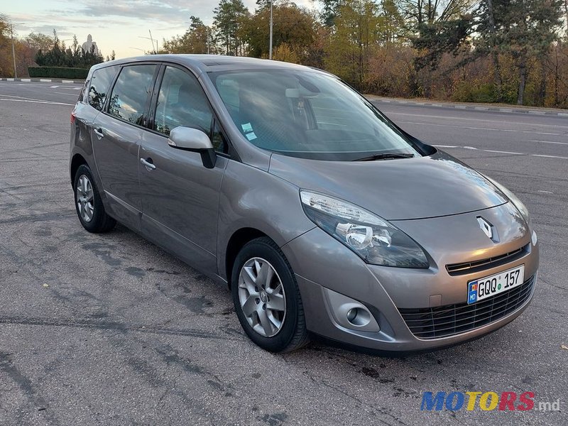 2011' Renault Grand Scenic photo #2