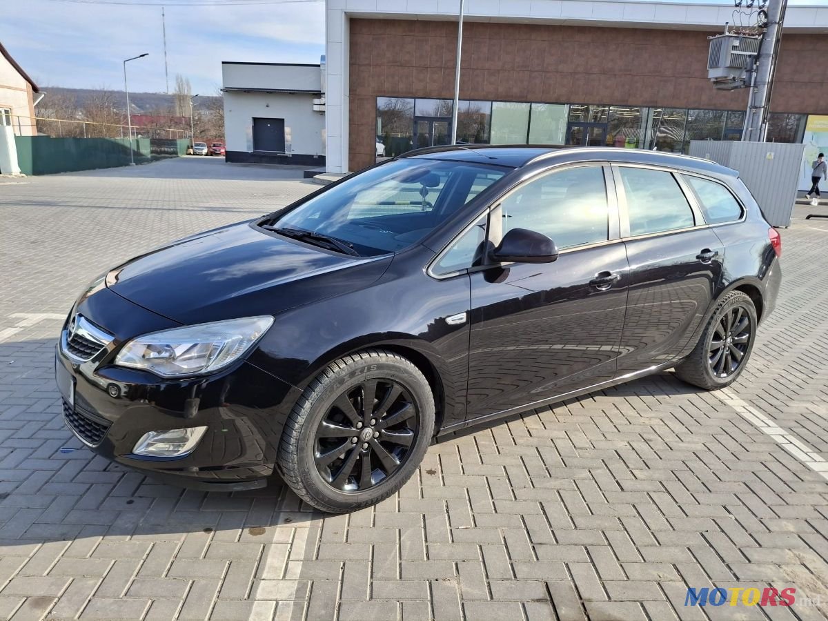 2011' Opel Astra photo #2