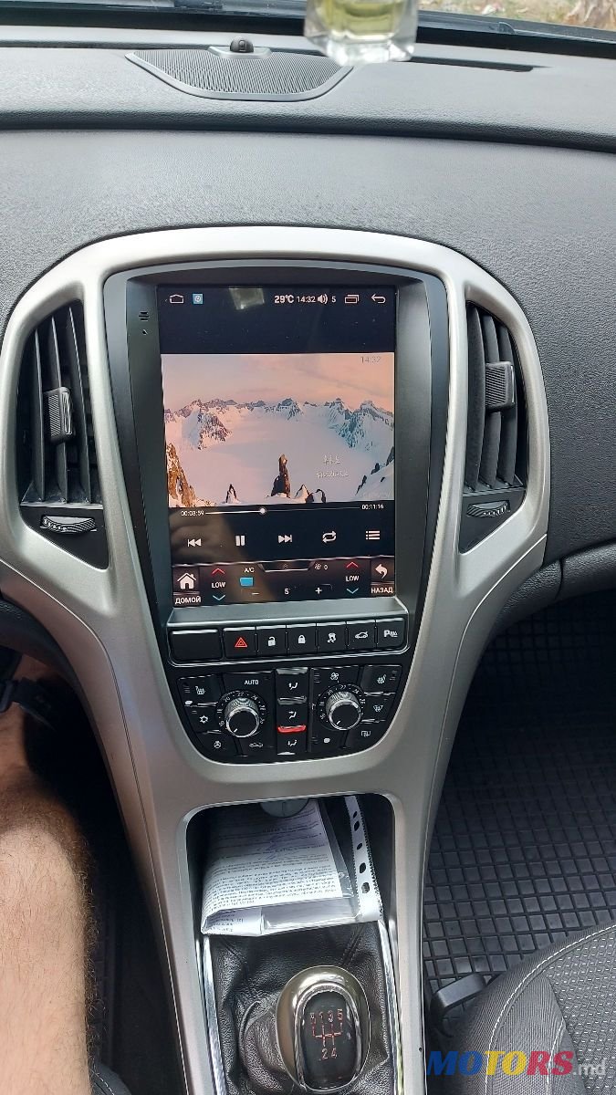 2013' Opel Astra photo #2